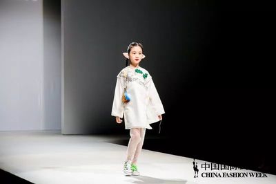 幸福的傳承 陸恩華親子裝亮相中國(guó)國(guó)際時(shí)裝周